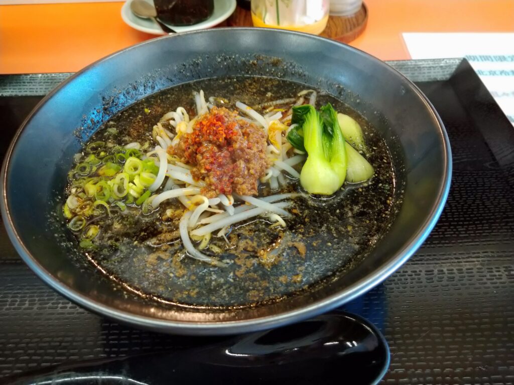 北京飯店の黒担々麺